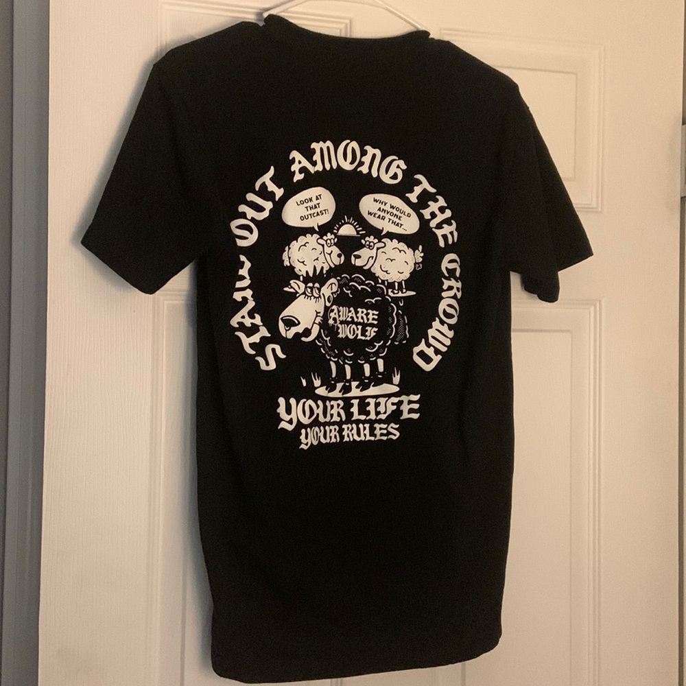 Stand out among the crowd awarewolf punk tee mens size medium